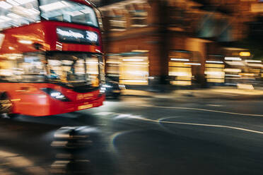 UK, England, London, Unscharfe Bewegung eines Doppeldeckers auf einer nächtlichen Straße - IFRF01905