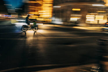 UK, England, London, Unscharfe Bewegung einer Person auf einem Motorrad auf einer nächtlichen Straße - IFRF01906