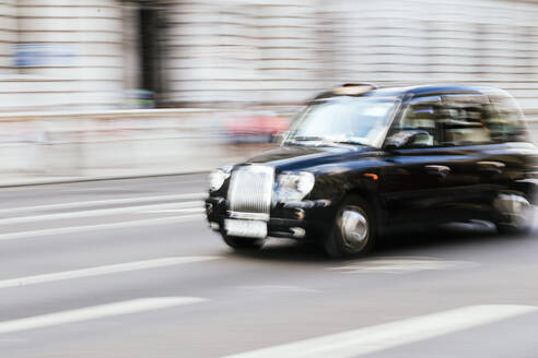 UK, England, London, Unscharfe Bewegung von Taxi fahren entlang der Straße - IFRF01909