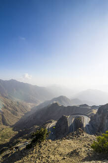 Saudi-Arabien, Asir, Abha, Himmel über dem gewundenen Gebirgspass in den Al Souda Bergen - RUNF04951