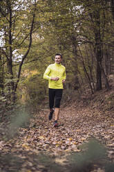 Älterer Mann joggt im Wald - UUF27923