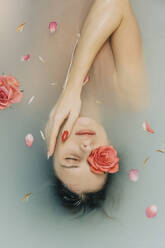 Mädchen beim Baden mit Rosen in der Badewanne - VSNF00293