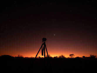Silhouette der Kamera Stativ stehen gegen launischen Himmel in der Morgendämmerung - THGF00094
