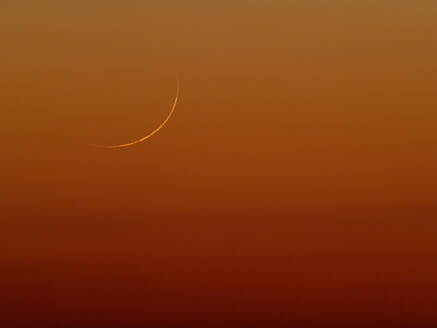 Blick auf die Mondsichel am rötlichen Himmel in der Abenddämmerung - THGF00100