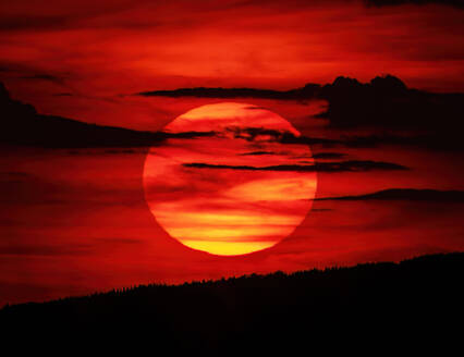 Sonnenuntergang vor feuerrotem Himmel - THGF00106