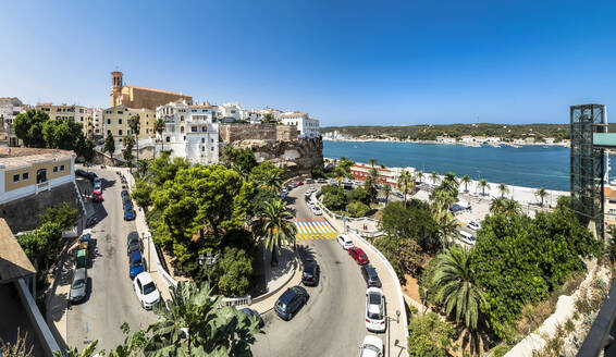 Spanien, Balearische Inseln, Mahon, Panoramablick vom Parc Rochina im Sommer - AMF09761