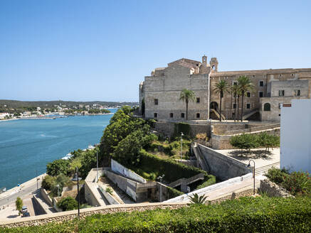 Spanien, Balearische Inseln, Mahon, Außenansicht der alten Festung im Sommer - AMF09762