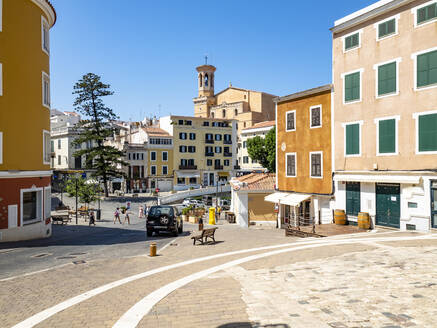 Spain, Balearic Islands, Mahon, Placa del Princep square in summer - AMF09765