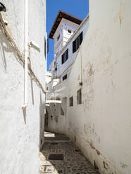 Spanien, Balearen, Mahon, Enge Gasse in der Altstadt - AMF09766