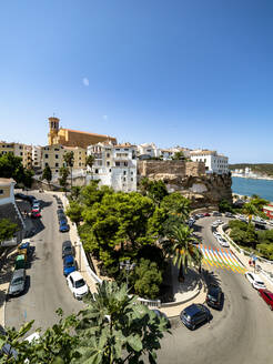 Spanien, Balearische Inseln, Mahon, Gewundene Straße vom Parc Rochina aus gesehen im Sommer - AMF09769