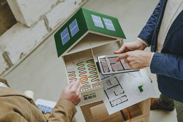 Architekt erklärt Kollege Fußbodenheizung eines Hauses mit Tablet-PC auf der Baustelle - YTF00406