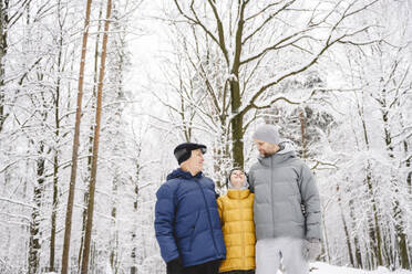 Sohn genießt den Winter mit seiner Familie im Park - EYAF02499