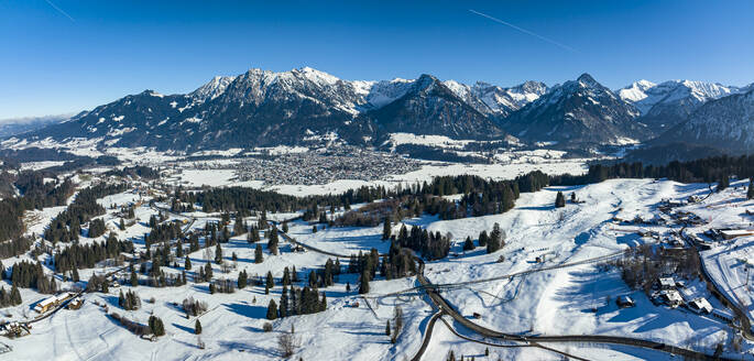 Deutschland, Bayern, Oberstdorf, Luftbildpanorama der Allgäuer Alpen im Winter - AMF09770