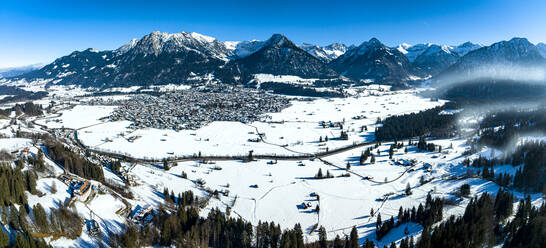 Deutschland, Bayern, Oberstdorf, Luftbildpanorama der Allgäuer Alpen im Winter - AMF09772