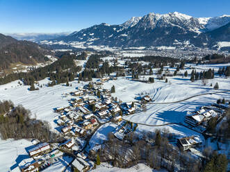 Deutschland, Bayern, Oberstdorf, Luftaufnahme der verschneiten Stadt in den Allgäuer Alpen - AMF09773