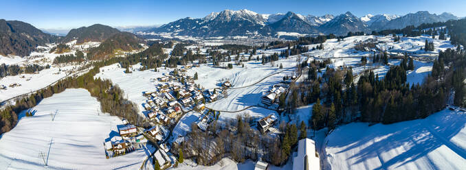 Deutschland, Bayern, Oberstdorf, Luftbild der schneebedeckten Stadt in den Allgäuer Alpen - AMF09774