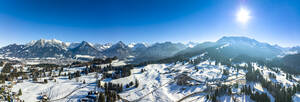 Deutschland, Bayern, Oberstdorf, Luftpanorama der Allgäuer Alpen an einem sonnigen Wintertag - AMF09775