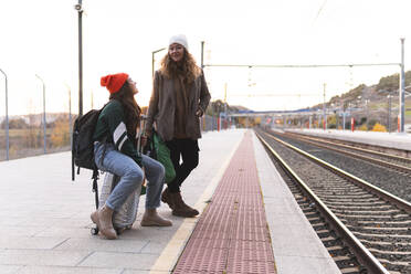 Mutter und Tochter warten am Bahnsteig - JAQF01115