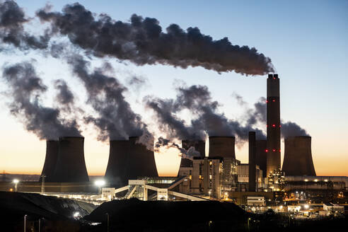 UK, England, Nottingham, Water vapor rising from cooling towers of coal-fired power station at dusk - WPEF06857