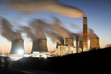 UK, England, Nottingham, Langzeitbelichtung von Wasserdampf, der aus Kühltürmen eines Kohlekraftwerks in der Abenddämmerung aufsteigt - WPEF06860