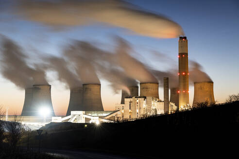 UK, England, Nottingham, Long exposure of water vapor rising from cooling towers of coal-fired power station at dusk - WPEF06860