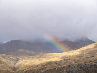 Frankreich, Auvergne-Rhone-Alpes, Regenbogen im Vanoise-Nationalpark - LAF02792