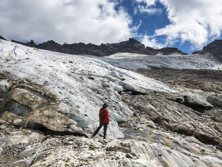 France, Auvergne-Rhone-Alpes, Male hiker in Vanoise National Park - LAF02797