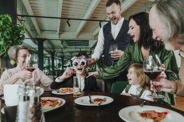 Glückliche Mehrgenerationen-Familie mit Spaß im Café - YTF00506