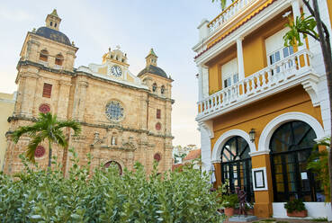 Kirche San Pedro Claver vor dem Gebäude unter klarem Himmel, Cartagena de Indias, Kolumbien - KIJF04508