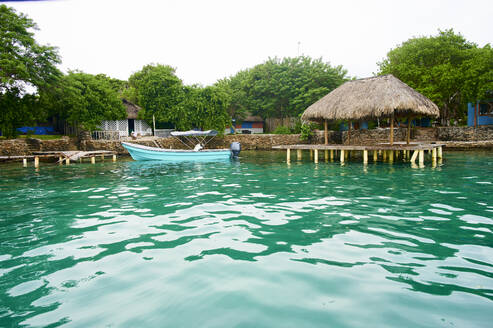 Boot auf dem Meer vor einem Haus, Insel Rosario, Cartagena de Indias, Kolumbien - KIJF04511