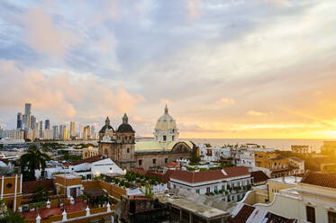 Luftaufnahme von Gebäuden in der Stadt Cartagena bei Sonnenuntergang, Cartagena de Indias, Kolumbien - KIJF04515