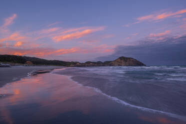 Neuseeland, Südinsel, Wharariki Beach in der Morgendämmerung - RUEF03902