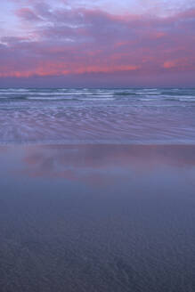 Neuseeland, Südinsel, Wharariki Beach in der Morgendämmerung - RUEF03904