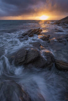 Frankreich, Bretagne, Felsenküste der Landzunge Pointe Saint-Mathieu bei Sonnenuntergang - RUEF03911