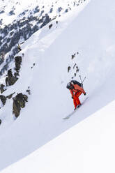 Mann beim Skifahren auf dem Pyrenäenberg, Katalonien, Spanien - JAQF01126