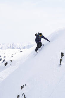 Älterer Mann beim Snowboarden am Berghang der Pyrenäen, Katalonien, Spanien - JAQF01127