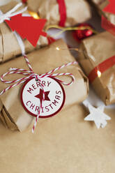 In braunes Papier eingewickeltes Weihnachtsgeschenk - ONAF00341
