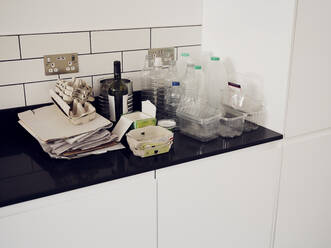 Getrennte Recyclingabfälle auf dem Küchenschrank - PWF00531