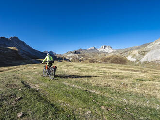 Älterer Mann fährt Mountainbike auf einem Weg, Nationalpark Vanoise, Frankreich - LAF02816