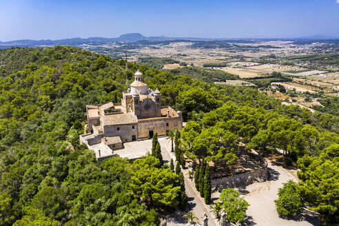 Luftaufnahme des Klosters Santuari de Bonany an einem sonnigen Tag, Petra, Balearische Inseln, Spanien - AMF09790