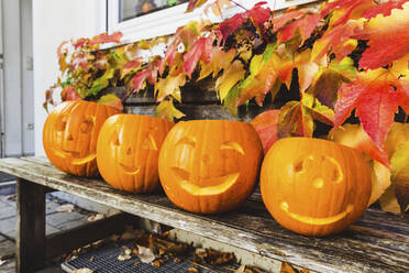 Halloween-Kürbisse auf Holzbank - AANF00423