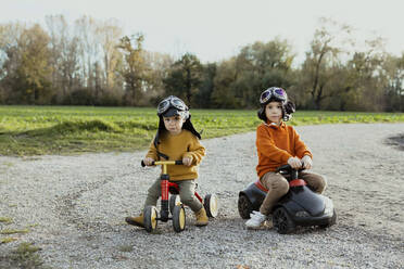 Kleiner Junge auf Quad mit Bruder auf Bobby Car - AANF00443