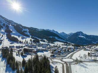 Deutschland, Bayern, Oberjoch, Sonnenschein über schneebedecktem Dorf in den Allgäuer Alpen - AMF09794