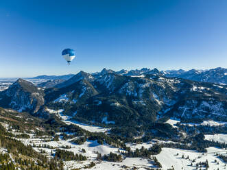 Deutschland, Bayern, Oberjoch, Heißluftballonfahrt über Allgäuer Alpen - AMF09795