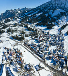 Deutschland, Bayern, Oberjoch, Schneebedecktes Dorf in den Allgäuer Alpen - AMF09796