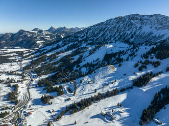 Deutschland, Bayern, Oberjoch, Schneebedeckte Landschaft der Allgäuer Alpen - AMF09797