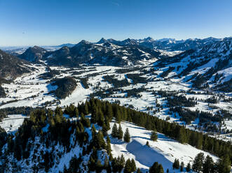 Deutschland, Bayern, Oberjoch, Schneebedeckte Landschaft der Allgäuer Alpen - AMF09799