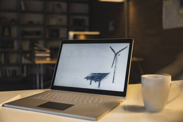 Laptop mit Solarpanel und Windradzeichnung auf dem Bildschirm - UUF27955