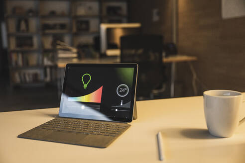 Tablet PC mit Smart Home Dashboard auf dem Bildschirm - UUF27958