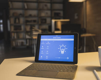 Tablet-Computer mit Smart Home-Dashboard auf dem Bildschirm - UUF27959